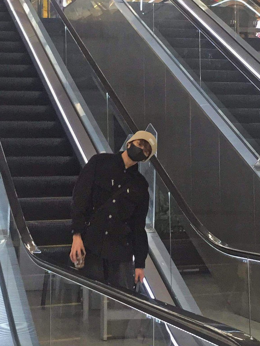 KL_DreamMaker's tweet photo. [📸] 221223 | 𝑾𝒆𝒍𝒄𝒐𝒎𝒆 𝒃𝒂𝒄𝒌 𝒉𝒐𝒎𝒆, 𝑲𝑳!

DreamMaker KL photographed at the Mactan-Cebu International Airport today, arriving back home for his 3-𝘥𝘢𝘺 𝘊𝘩𝘳𝘪𝘴𝘵𝘮𝘢𝘴 𝘣𝘳𝘦𝘢𝘬 🎄
#DreamMaker #드림메이커 #KL #케이엘 #DreamMaker_KL #드림메이커_케이엘 https://t.co/sTdGZVvGBg