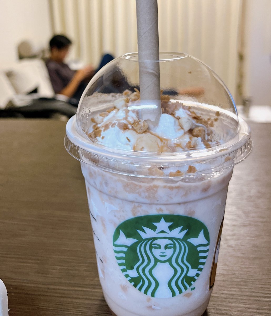 nami050743's tweet photo. どうせほぼ子供に飲まれちゃうんだ

 #バターキャラメルミルフィーユフラペチーノ https://t.co/NIKti2VSnw