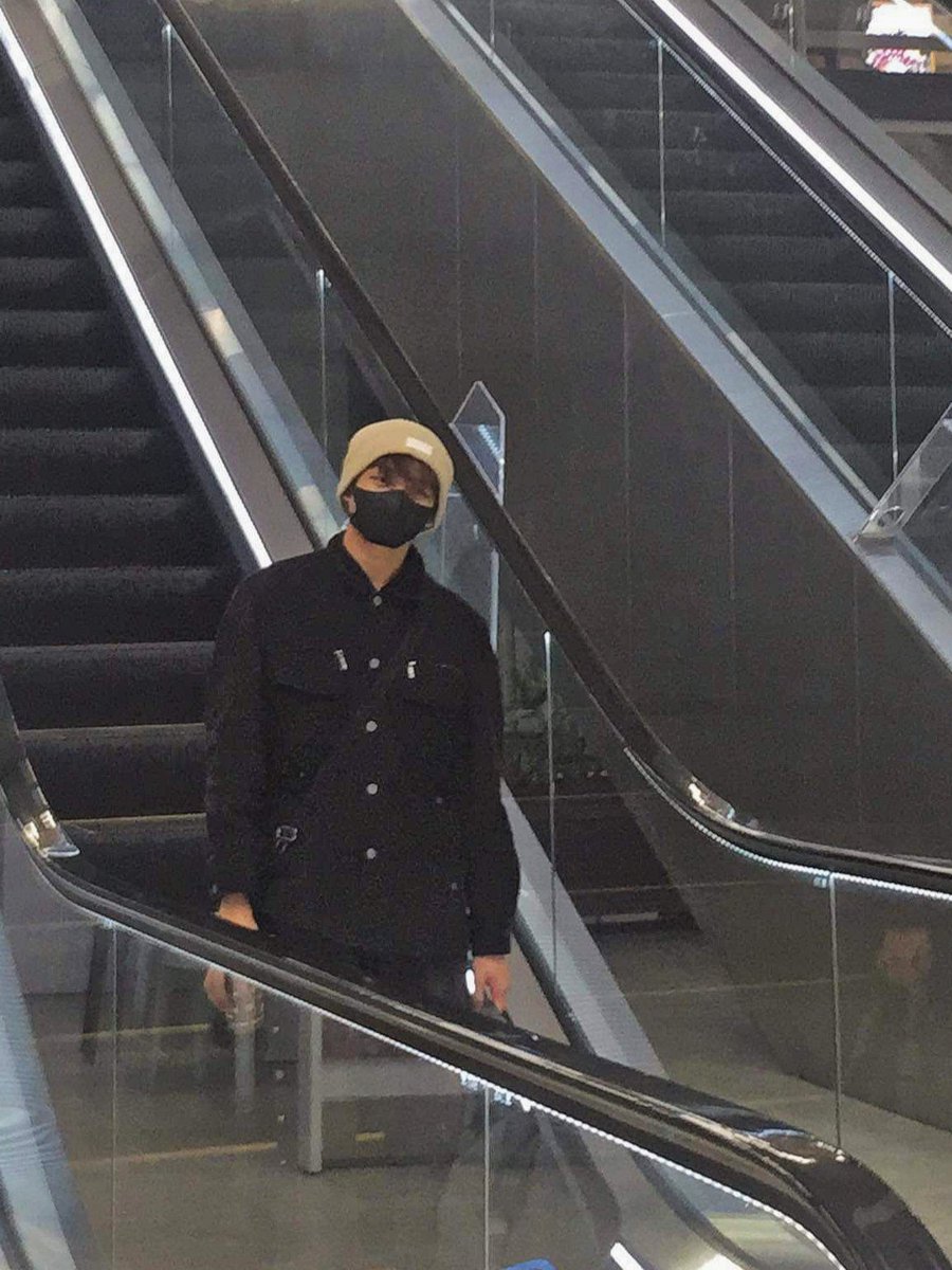 KL_DreamMaker's tweet photo. [📸] 221223 | 𝑾𝒆𝒍𝒄𝒐𝒎𝒆 𝒃𝒂𝒄𝒌 𝒉𝒐𝒎𝒆, 𝑲𝑳!

DreamMaker KL photographed at the Mactan-Cebu International Airport today, arriving back home for his 3-𝘥𝘢𝘺 𝘊𝘩𝘳𝘪𝘴𝘵𝘮𝘢𝘴 𝘣𝘳𝘦𝘢𝘬 🎄
#DreamMaker #드림메이커 #KL #케이엘 #DreamMaker_KL #드림메이커_케이엘 https://t.co/sTdGZVvGBg