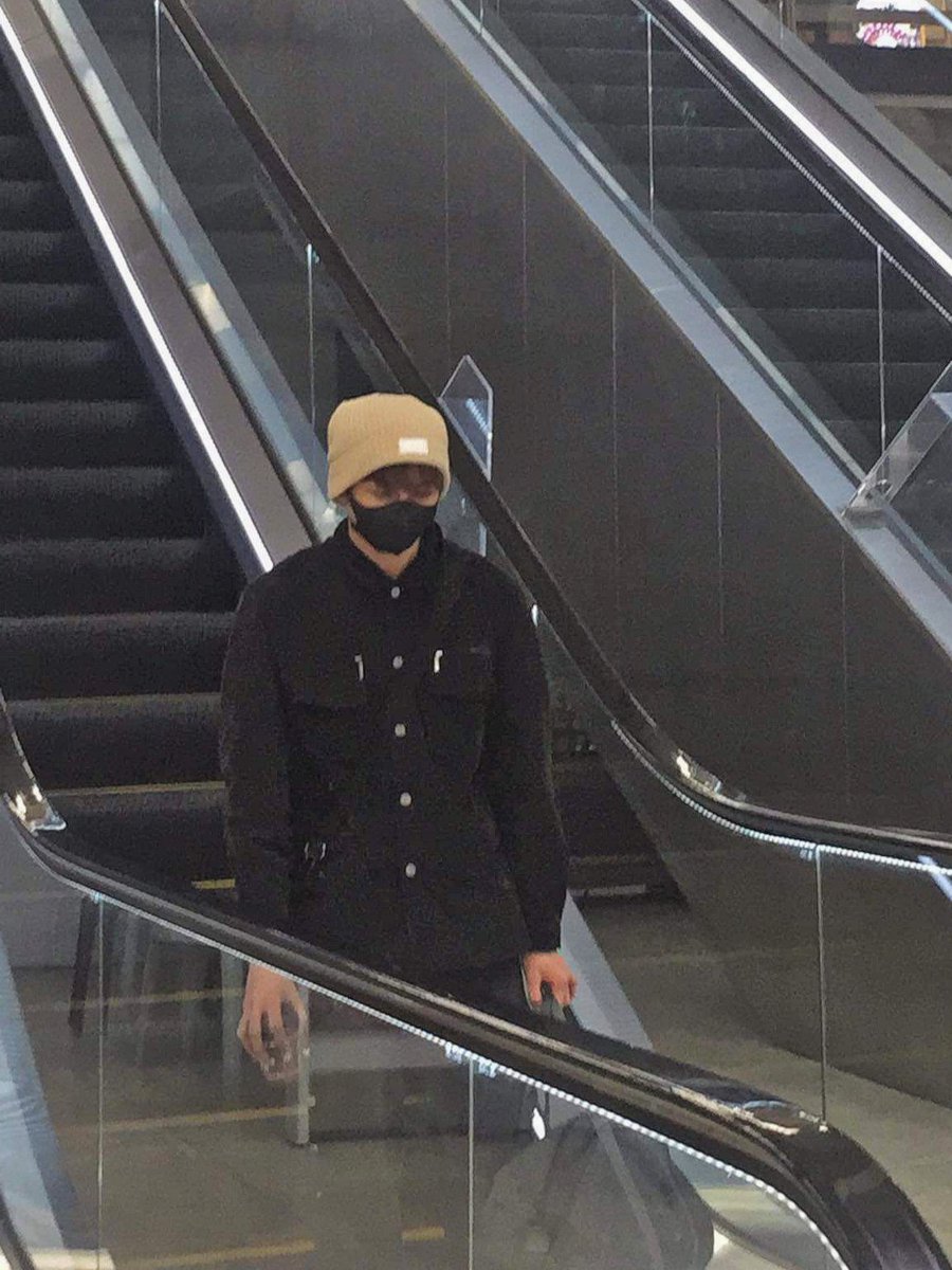 KL_DreamMaker's tweet photo. [📸] 221223 | 𝑾𝒆𝒍𝒄𝒐𝒎𝒆 𝒃𝒂𝒄𝒌 𝒉𝒐𝒎𝒆, 𝑲𝑳!

DreamMaker KL photographed at the Mactan-Cebu International Airport today, arriving back home for his 3-𝘥𝘢𝘺 𝘊𝘩𝘳𝘪𝘴𝘵𝘮𝘢𝘴 𝘣𝘳𝘦𝘢𝘬 🎄
#DreamMaker #드림메이커 #KL #케이엘 #DreamMaker_KL #드림메이커_케이엘 https://t.co/sTdGZVvGBg