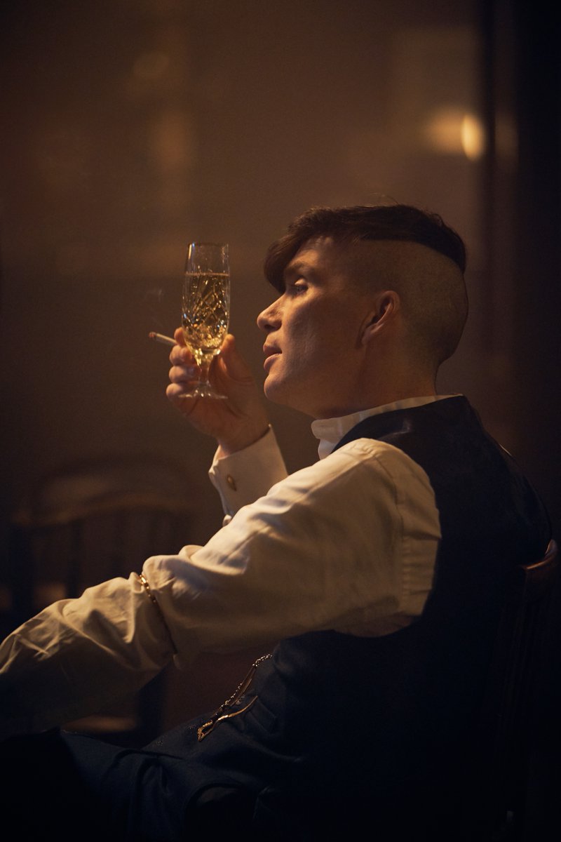 Happy New Year's Eve to all you #PeakyBlinders 🥂

📷 Robert Viglasky
