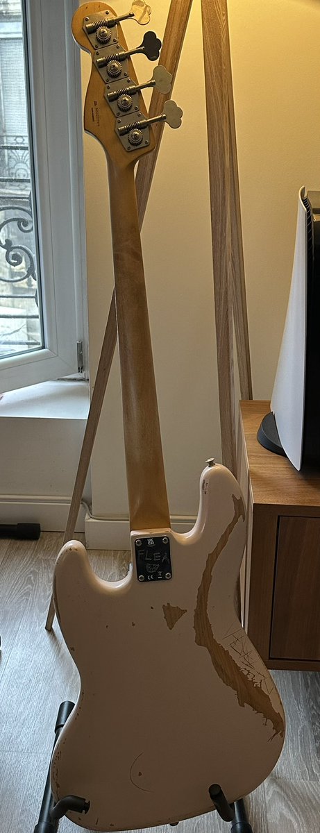 Puffea_'s tweet image. What a beautiful gift !
Fender @flea333 bass. So wow 🤩