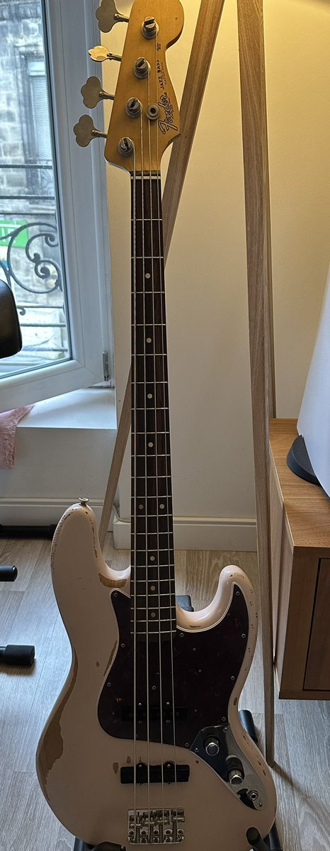 Puffea_'s tweet image. What a beautiful gift !
Fender @flea333 bass. So wow 🤩