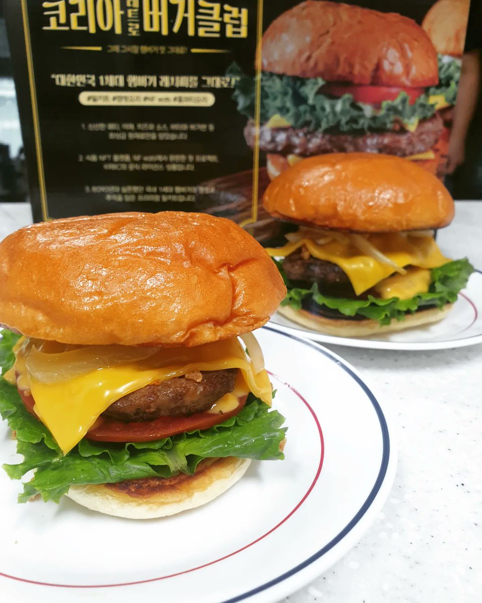 @DADAZOfficial <a href="/LazyGourmetClub/">Lazy Gourmet Club 🍔</a> KRBC 홀더에게 택배드랍 해줬던 햄버거 밀키트로 손수 만든 < 코리아 레트로 버거클럽> 햄버거요 ㅎㅎㅎ
어떻게 막 만들어도 정말 맛있었던.. KRBC 햄버거!!!
또 먹고 싶네요..ㅠㅠ🍔🍔😍