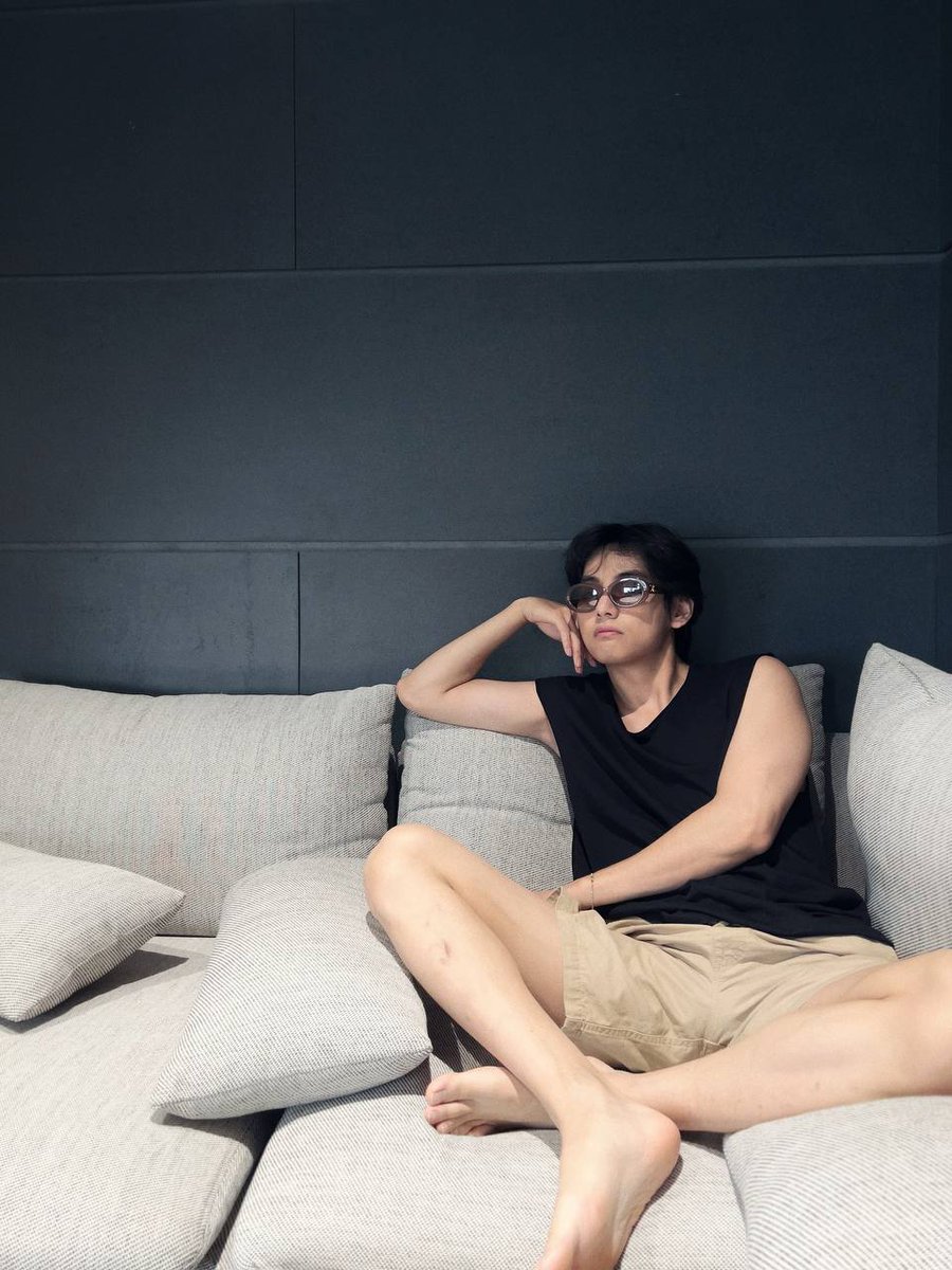 unoffcialBTStwt's tweet photo. Miss you.
#뷔 https://t.co/tqX6oMJ7Fr