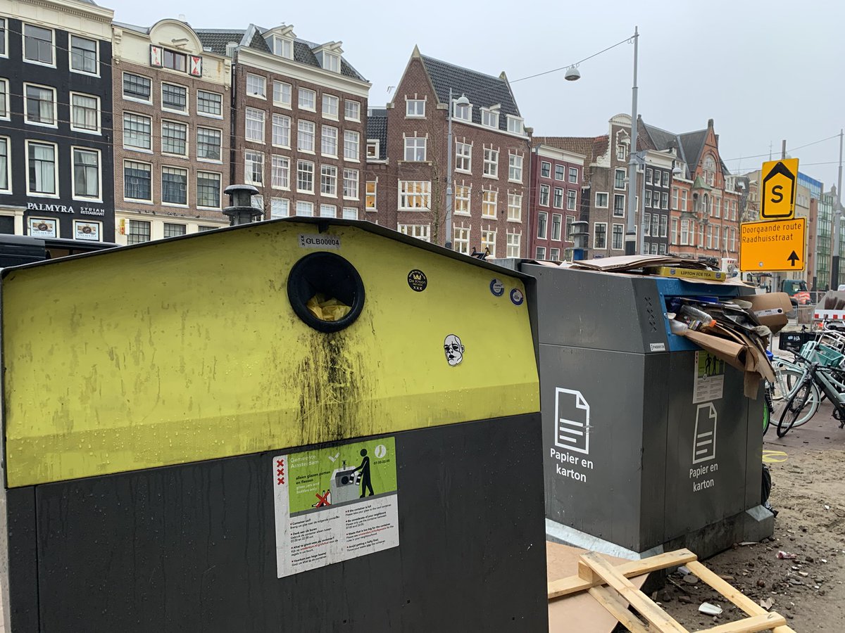 Bewoner1012's tweet photo. @webcare020 @webcare020 Heel treurig dat het de gemeente @AmsterdamNL niet lukt om in 3 weken een papier container te legen. En inmiddels is de glas container ook weer vol. https://t.co/UHfkblPF1m