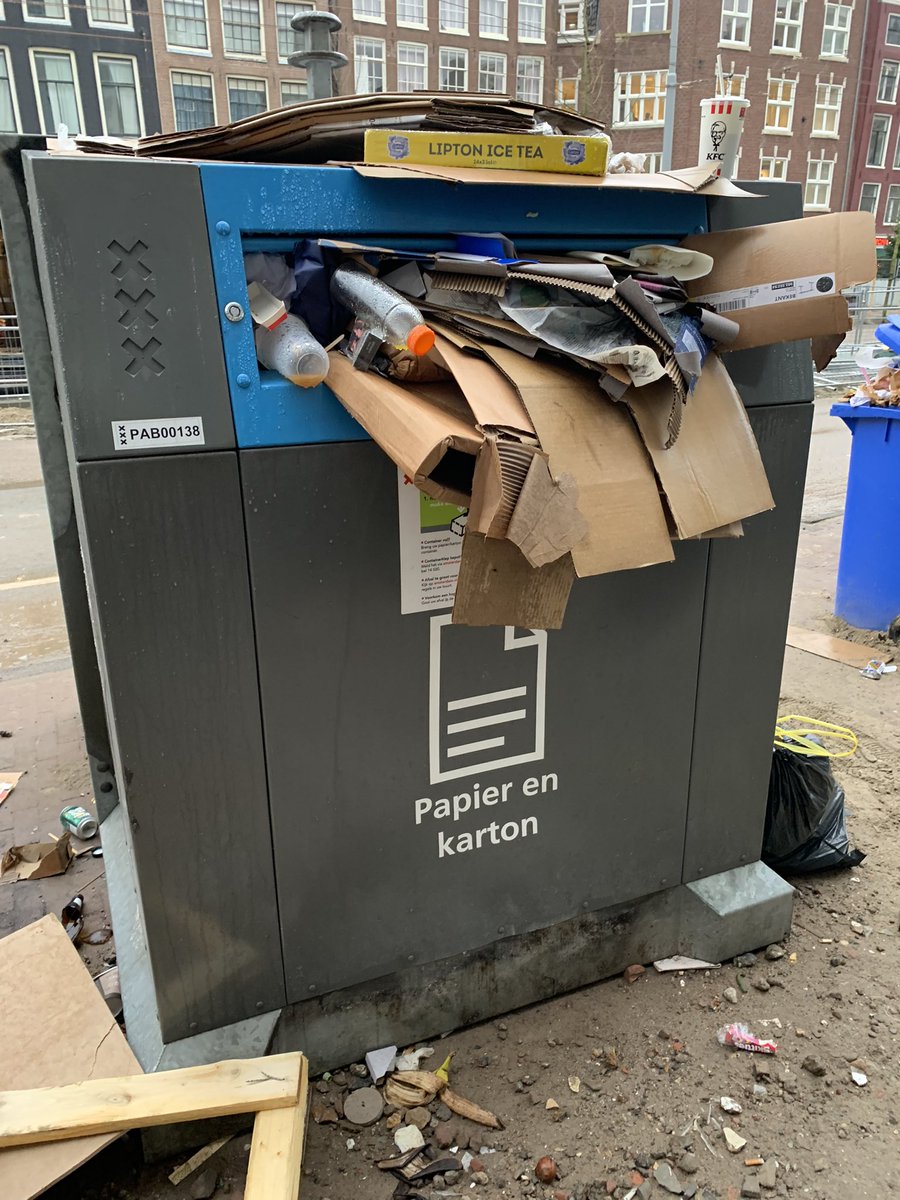 Bewoner1012's tweet photo. @webcare020 @webcare020 Heel treurig dat het de gemeente @AmsterdamNL niet lukt om in 3 weken een papier container te legen. En inmiddels is de glas container ook weer vol. https://t.co/UHfkblPF1m