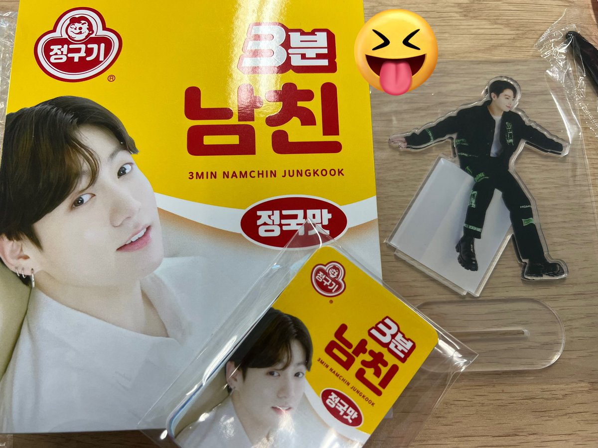 bltysn's tweet photo. 오늘 회사 크리스마스파티겸 마니또를 했는데 제 마니또 선물!! 디자이너가 손수 만들어준 3분 남친 -정국맛- 디테일이 살아있고 뒷면이 너무 웃겼네요^^ㅋ https://t.co/Es1XQKpTtc
