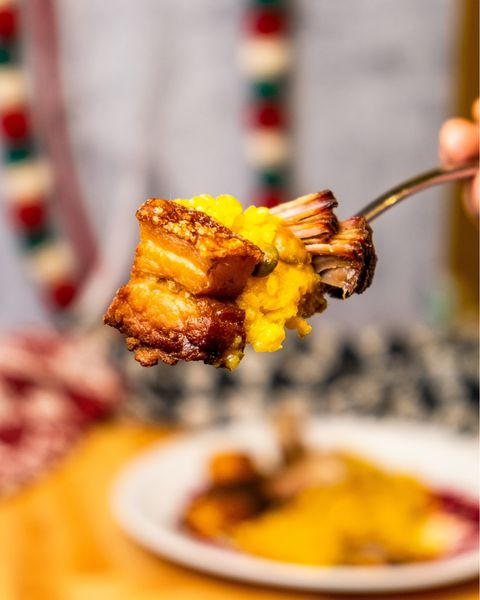 Chocobar_Cortes's tweet photo. Jugoso pernil🍖, acompañado de crujiente chicharrón de cerdo🐖, un pastel de masa espectacular🫔, con suculento arroz con gandules🍚 y batata rostizada🍠. 
Nuestro plato especial de navidad es un momento navideño en sí mismo. 😍🎄🎅🤩
¡Pidelo hoy! https://t.co/2eoawvgpzC