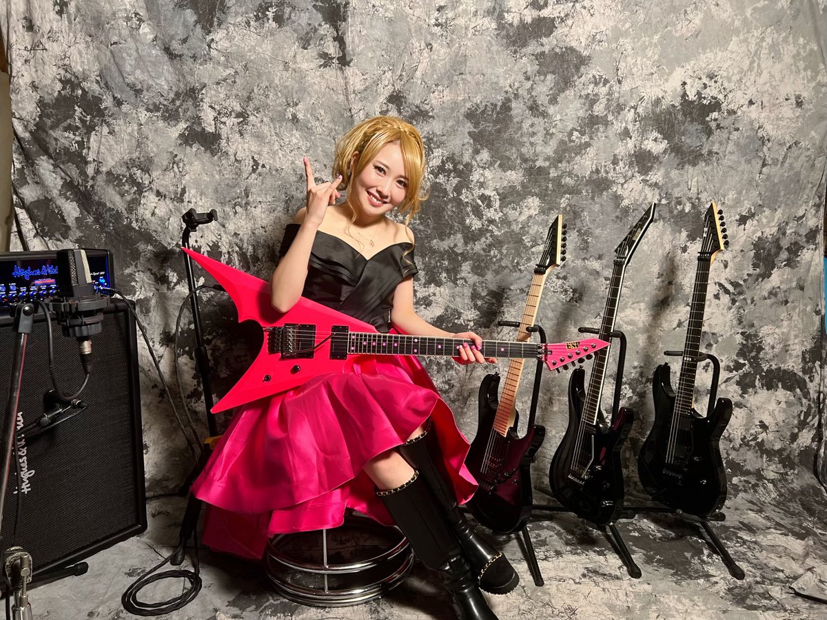 toki_chunpa's tweet photo. 本日はヤングギターの撮影で、大好きなESPのギターを弾きまくってきました🎸🎸🎸よっしーも来てくれたよ🤘
そしてめっちゃイルミネーションが綺麗〜💖明日ってクリスマスイブ⁉️
もう今年終わってまう!!! https://t.co/QPAzgXUOKs