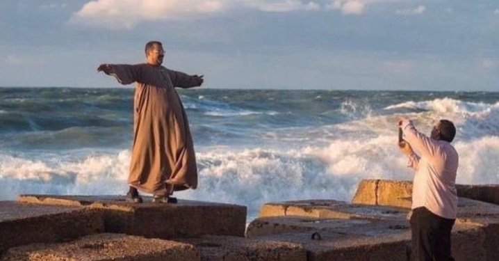 " سلِ الله ألّا يضيع عمرك مع القاسية قلوبهم..
سله أن يهيئ لك من يشبه قلبك.. شخصاً يربّت على كتفك بيديه الدافئة، ويحتويك بحضنه الآمن..
سله ألّا يجمّل في عينيك من ليس أهلاً لك، ومن لا يحمل لك أي مودة أو رحمة... "