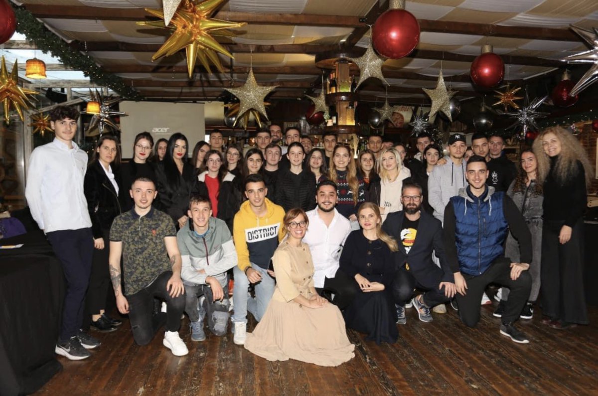 AlbiDelilaj's tweet photo. Të rinjtë e njësisë nr.3 u bënë pjesë e Best Business Idea ku shfaqën aftësitë e tyre sipërmarrëse përmes ideve te biznesit që kishin të organizuar në grupe. Fokusi qendron te inovacioni dhe kreativiteti në produktet që promovojnë Shqipërinë tek turistët e huaj edhe vendas. https://t.co/CU9Oom2WAw