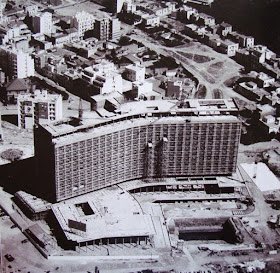 frad_fradi's tweet photo. 1958. Η ανέγερση του ξενοδοχείου Χίλτον.
Γνωστό και ως «Hilton Athens» στα Αγγλικά, είναι ένα από τα μεγαλύτερα και πιο πολυτελή ξενοδοχεία στην Αθήνα. Βρίσκεται στο κέντρο της Αθήνας, επί της Λεωφόρου Βασιλίσσης Σοφίας, και αποτελεί το σήμα κατατεθέν της πόλης,
1/7 https://t.co/tIMIybjfC4