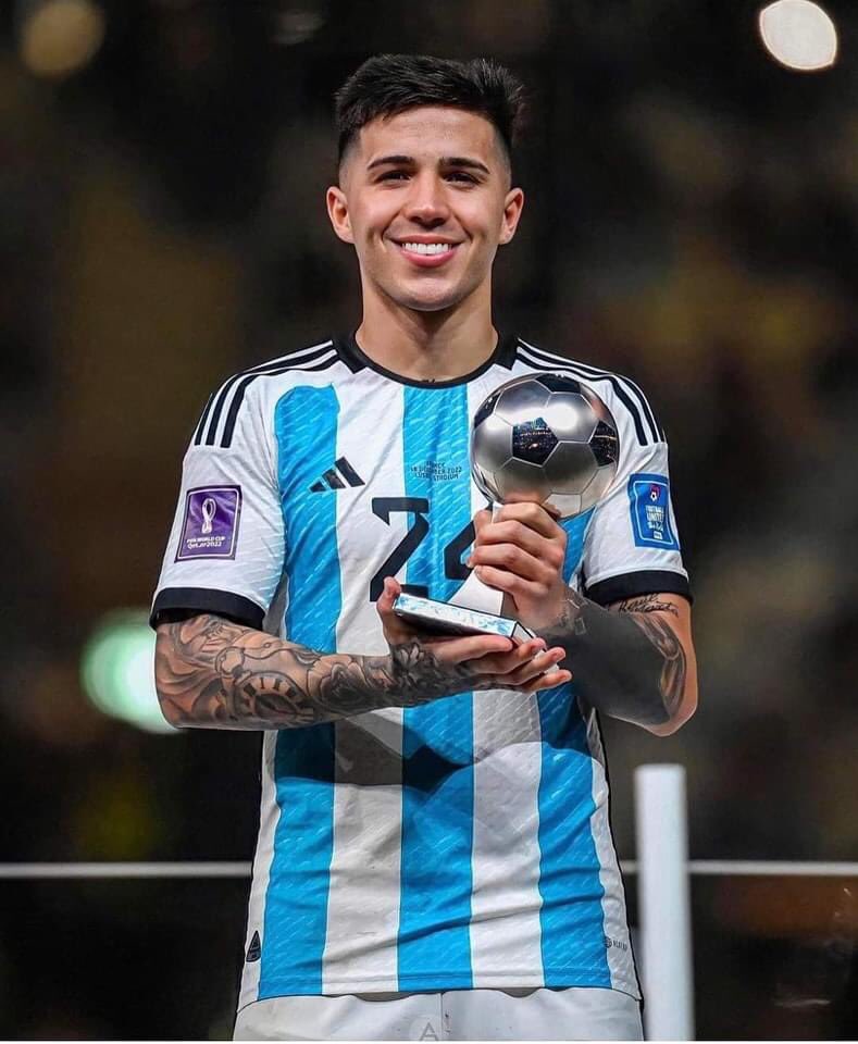 Botolive's tweet photo. ال O Jogo البرتغالية 
باريس سان جيرمان يزاحم ليفربول علي لاعب الوسط الار��نتيني "اينزو فيرنانديز"..
مع زيادة المنافسة علي اللاعب ، سيتمسك بنفيكا بالحصول علي قيمة الشرط الجزائي 120 مليون يورو https://t.co/NBQpxB1Lff