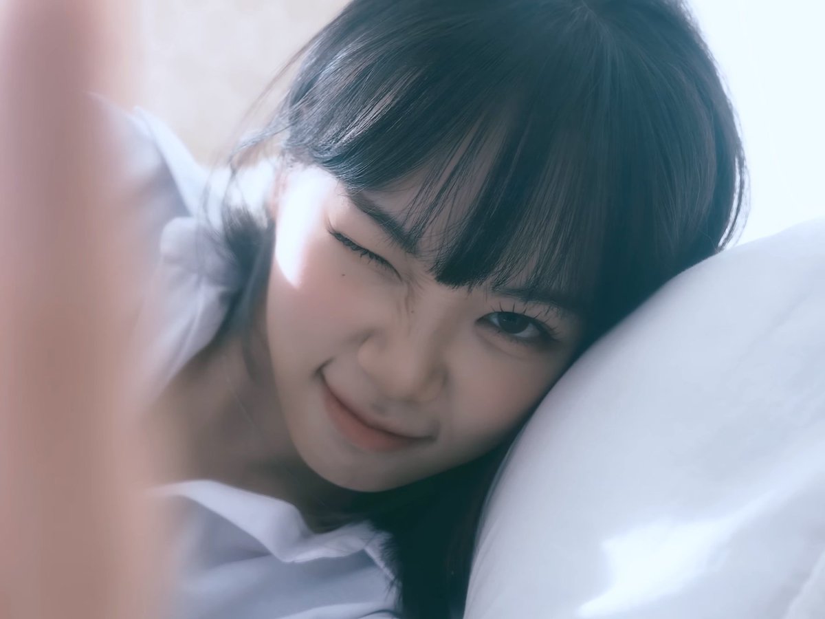 김채원 흰셔츠입고 누워서 잔망떠는거 너무해..너무너무 치트키아님? 제발••• 🥹