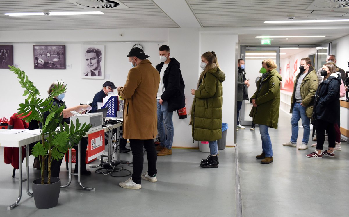 Fortuna im Blut! Rund 200 Fortunen - darunter Chefcoach Daniel Thioune und Innenverteidiger <a href="/Jordydewijs4/">Jordy de Wijs</a> - sind heute zum Blutspenden in unsere Kabine gekommen. Danke an alle, die dabei waren! 🙏

Mehr Infos &amp; Stimmen 👉 f95.de/aktuell/news/p…

#f95 | 🔴⚪️