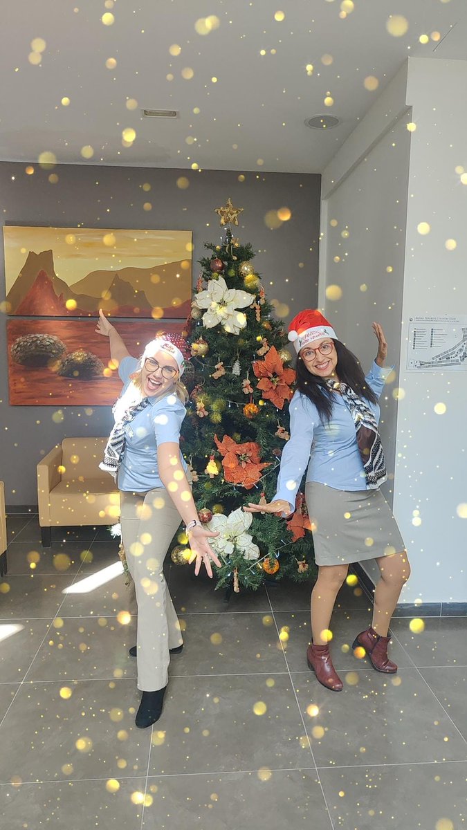 This is the #funniestchristmaspic. You look lovely Girls! #RoyaltenerifeCountryClub #MerryChristmas2022 <a href="/Marialuisagarec/">Maria Luisa GA</a> @TaniaSanxenxo <a href="/Oscar3637483977/">Óscar Socas</a> <a href="/Milacompi/">Mila Soto</a> <a href="/Amorgreeneyes/">MerlynAmor</a> <a href="/JuanjoTenerif/">Juanjo</a> <a href="/SoniaMerayo/">Sonia Merayo</a> <a href="/NoemiSeco_12/">Noemi Seco</a>