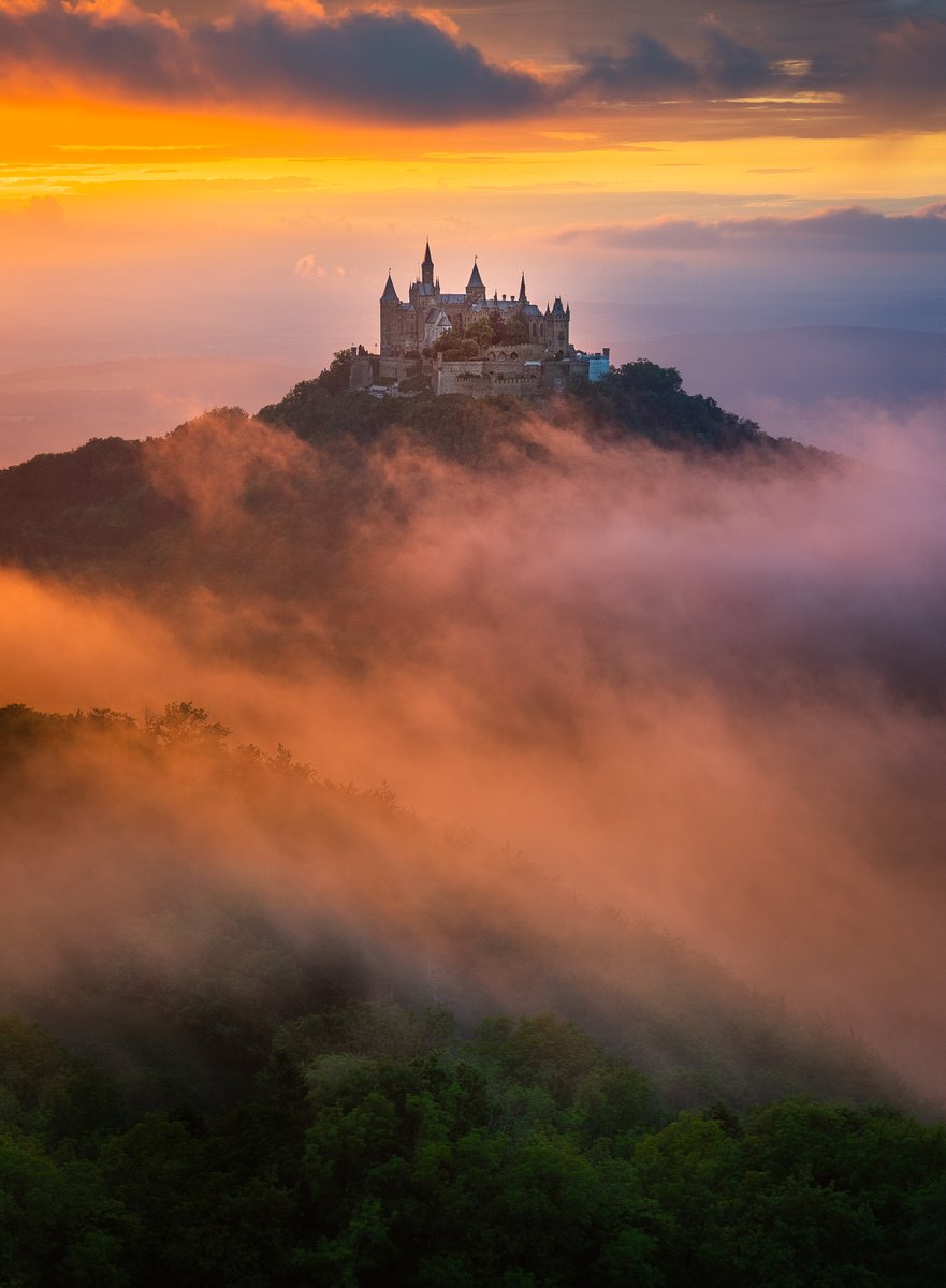 Christmas is near. After giving away 12 NFTs for free, we start now with a very special mint that means a lot to me. It’s also one these picture that many of you have been asking for. The title picture of the calendar and masterpiece of this collection: „Castle in the Clouds“.