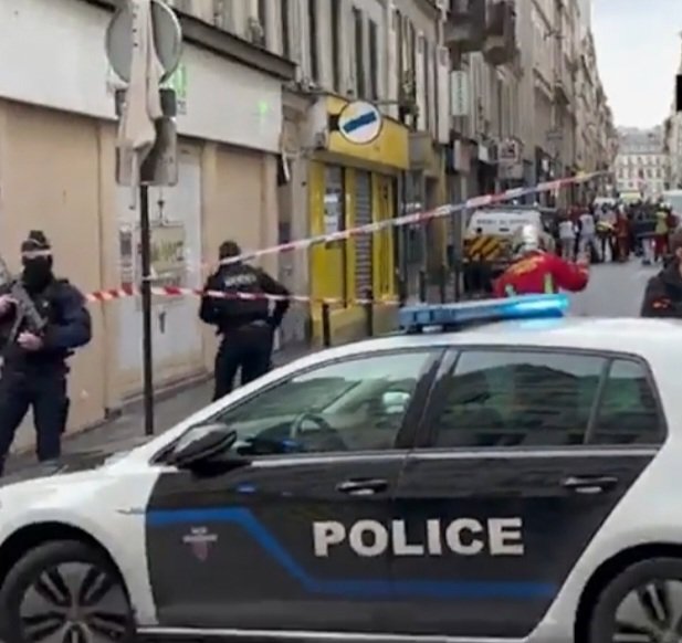 DevrimKurtulus's tweet photo. Paris' de  #AhmetKaya Kültür Merkezi' ne düzenlenen silahlı saldırıda 3 kişi hayatını kaybetti. Saldırıyı düzenleyen kişinin  69 yaşında , 2021 de  bir göçmen kampına saldırıı ve iki kişiyi yaralama suçlarından tutuklandığı ve bu ay serbest bırakıldığı açıklandı. https://t.co/CMJhqIdnVG