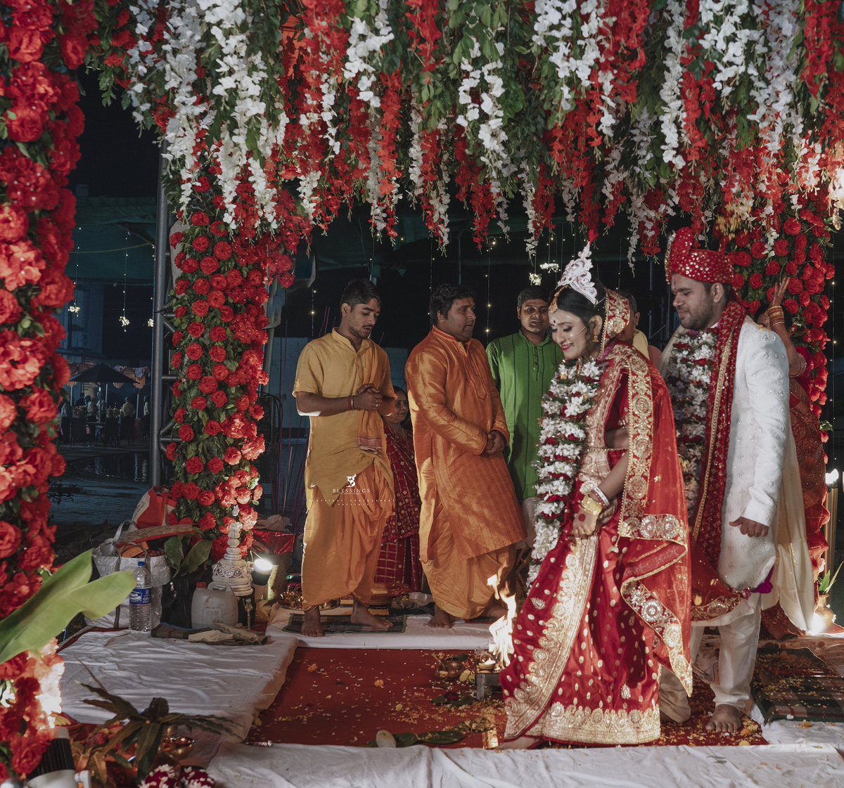 BFotomakers's tweet photo. A mixed feeling of emotions run though a Bengali couple as they complete the final rituals of their marriage amongst guests and family.shoot by @SonyAlpha 
.
#wedding #WeddingPlanner #weddingphotography #bengalirituals #weddingseason #weddingday #weddinginspiration https://t.co/v2jMINtNyK