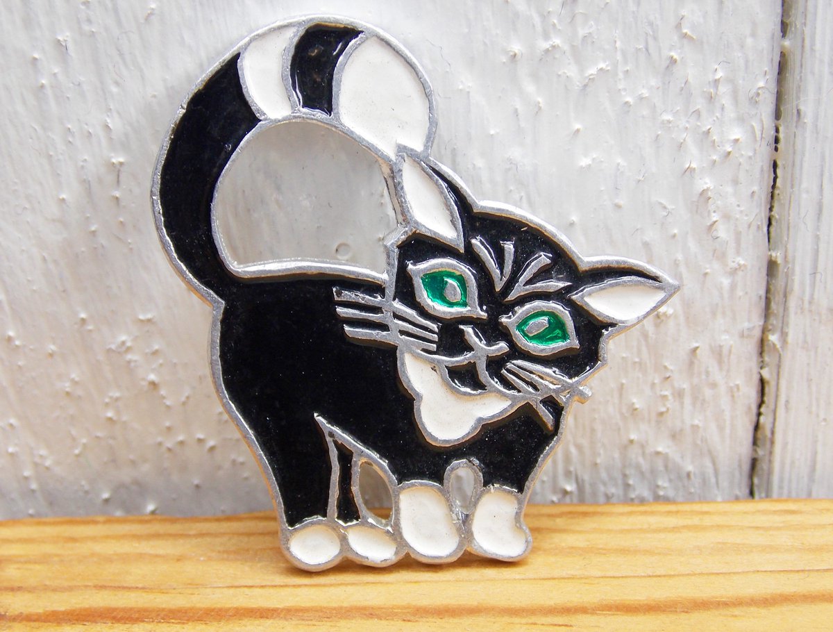 Alex43872440's tweet photo. Excited to share the latest addition to my #etsy shop: Pin Black Cat, Vintage pin https://t.co/vYm58boIvZ #pincat #pinsanimals #backpackpins #backpackpin https://t.co/mchAYtxo9P