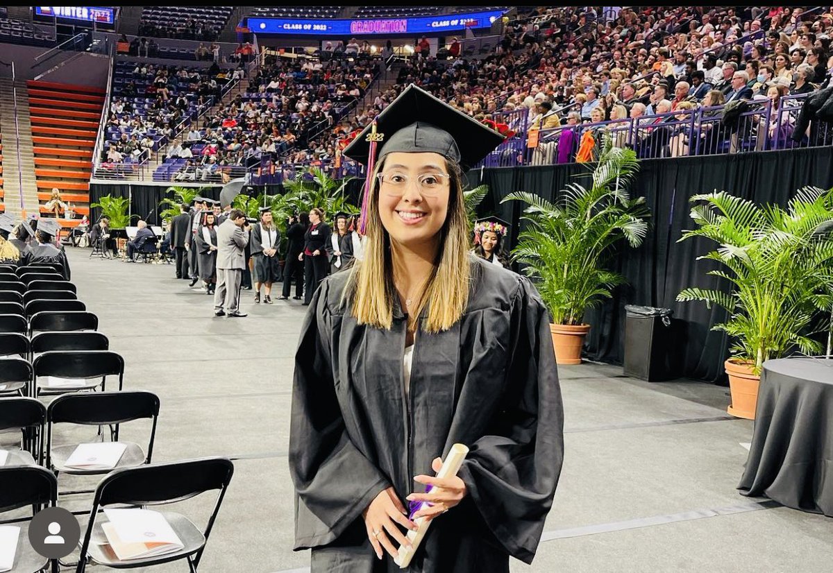 Adri_Call's tweet photo. Finally done! Thank you #Clemson for the amazing memories. 1st generation graduate 👩🎓 #GoTigers #ClemsonGraduation #latina #mexican https://t.co/JCjASnBSj5