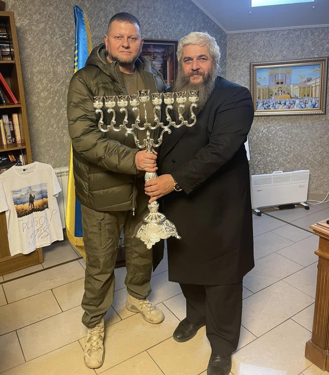 Chief Rabbi of Ukraine Moshe Reuven Azman shares his photo with Ukraine’s Commander-in-Chief Valery Zaluzhny, debunking Russia’s propaganda narratives.