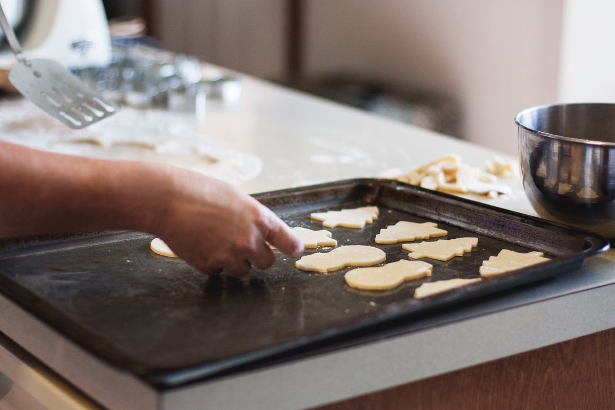 vipHomeLink's tweet image. Making your famous sugar or gingerbread cookies this year? Refrain from eating the dough. (We know! We like it, too.) It's not just the uncooked eggs. Flour can also have harmful bacteria. Instead, wait for the finished product. #Cookies #HolidaySeason #VHLtips #Holidays2022