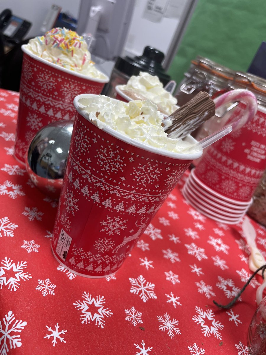 Hot chocolate station of Christmas Cheer🎄for those in ED who need an ear! 🍫 thank you to our Lovely Lead Nurse &amp; Practice Educator Alice/Cassie for bringing this in for staff! Merry Christmas from Ipswich ED <a href="/ESNEFT/">East Suffolk and North Essex NHS Foundation Trust</a> <a href="/Team_ESNEFT/">Team ESNEFT</a>