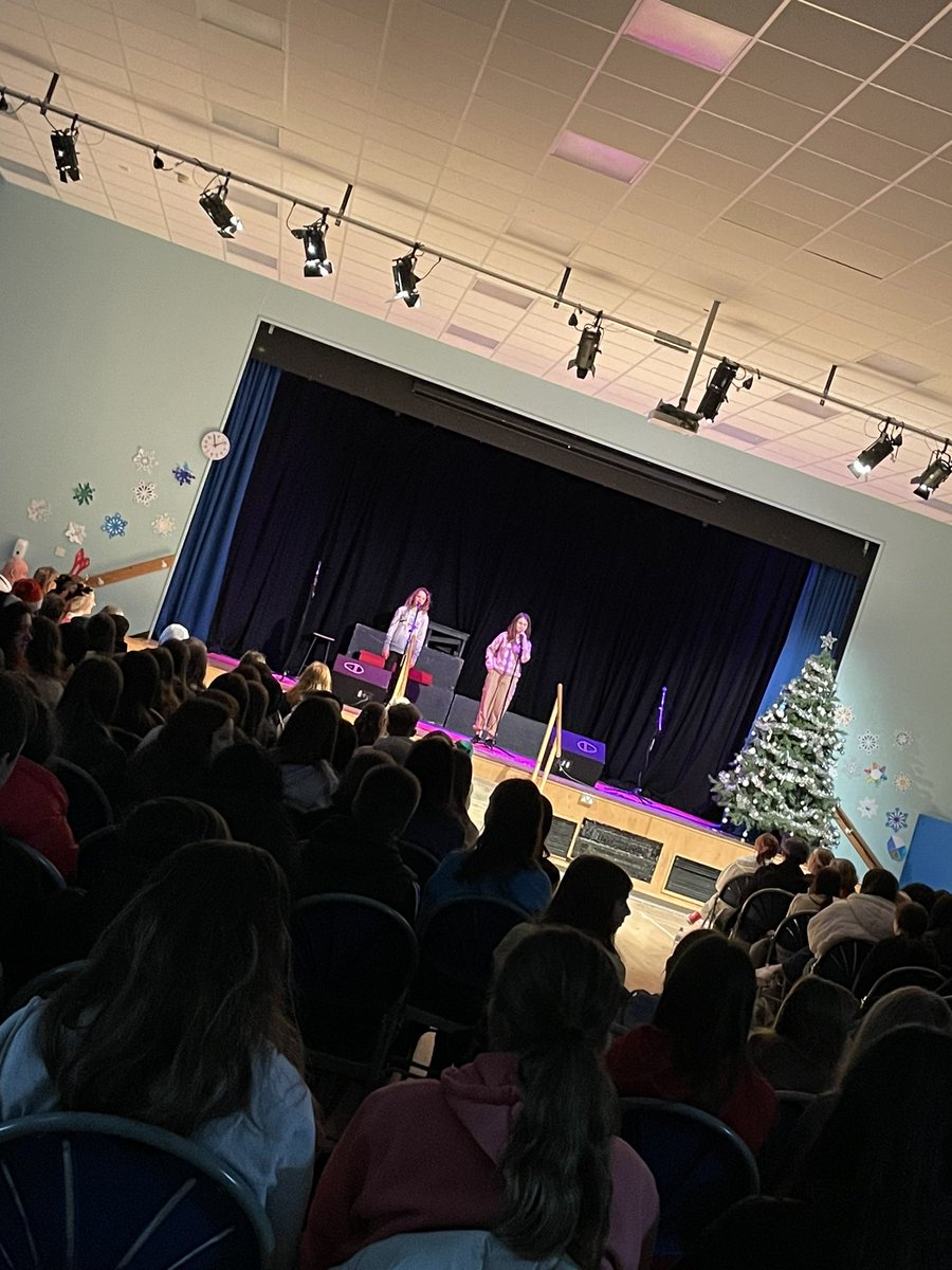 What a fab last day and perfect way to end for Christmas showcasing the amazing talent in @broxburnacademy!👏🏼

Well done to the amazing S5 girls who ran the talent show as part of their PD project and a massive thank you to @BroxburnMusic for stepping into help them out🎄