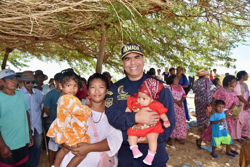 FNC_ArmadaCol's tweet photo. #Destacado 📸 El señor VALM @hernandomattosd Cdte @FNC_ArmadaCol visitó las comunidades indígenas Wayúu de #PuntaEspada en La Guajira.
Un momento de felicidad y amor para las familias con sus niños y niñas, quienes recibieron muchos regalos de Navidad🎄🎅🏻🇨🇴 https://t.co/MsooeEmcfm