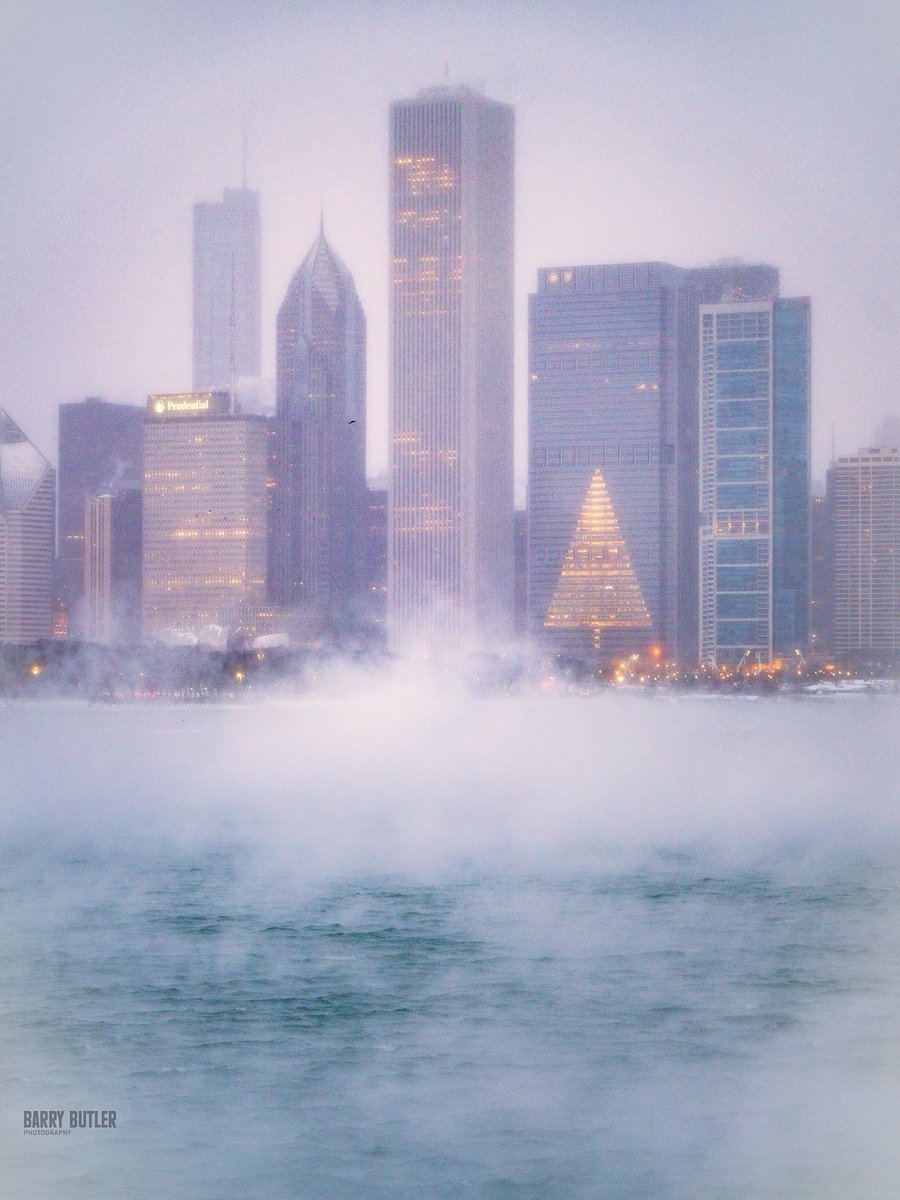 barrybutler9's tweet image. Smoke on the water.  Early morning along the Chicago lakefront today.  #weather #news #ilwx #chicago