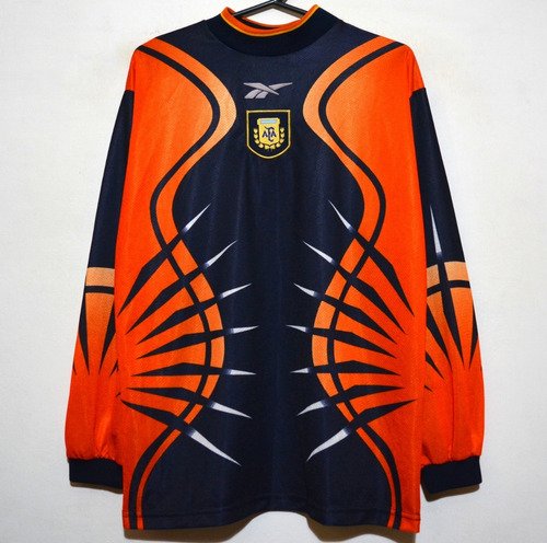 alfajororeoo's tweet photo. La cantidad de SEXO que emitia la indumentaria de la selección de Reebok https://t.co/3jrI7WrEP8