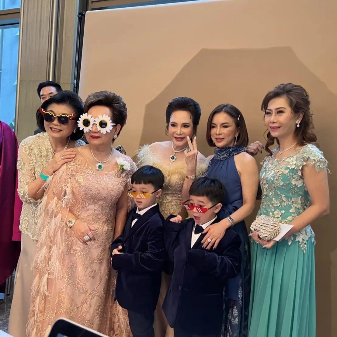 kapookdotcom's tweet photo. เก็บตกภาพจากงานแต่ง #patnote แก๊งคุณย่ากับหลาน ๆ #สายฟ้า #พายุ ความพร็อพแน่นมาก น่าร้ากกก
😍
cr: IG uraiwan_harnudomsuk
#Kapook https://t.co/gSAh46fOQV