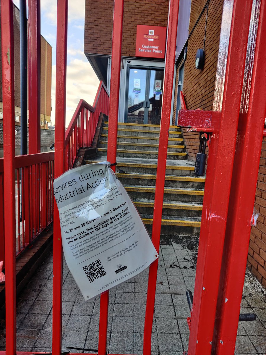 ChrisFoffs's tweet photo. Royal Mail claiming there will be no services on 24th - 26th December, but here we are, on 23rd December, the post office is closed. This is unethical and lazy. Shame on you #royalmail #royalmailstrikes #industrialaction #UnitedKingdom #postalworkers #mail #postoffice https://t.co/Ct3JffLWyw