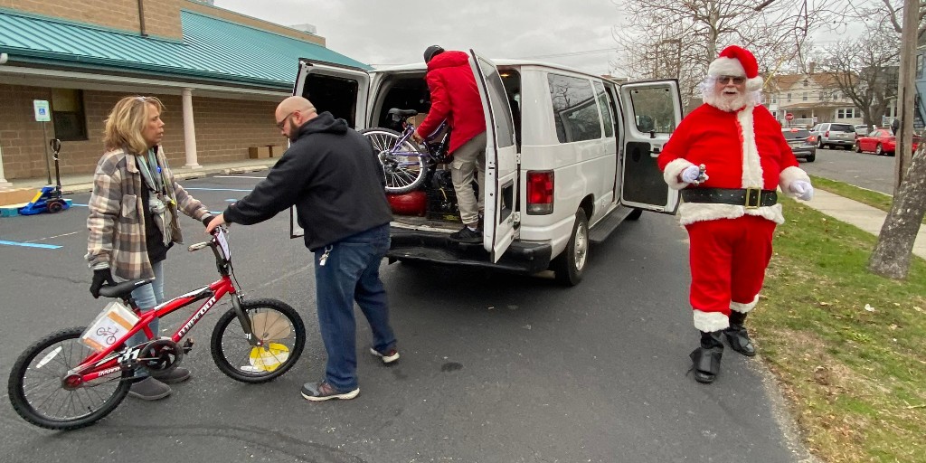 NJNaturalGas's tweet photo. Itโs the season of giving! ๐
NJNGโs SVP and COO Pat Migliaccio and employee volunteers packed toys for children in need this holiday season. Great job, guys! Santa was standing by & ready to work with The Salvation Army of #AsburyParkNJ. #dedicatedworkforce @SalvationArmyNJ https://t.co/koTptxbnpG