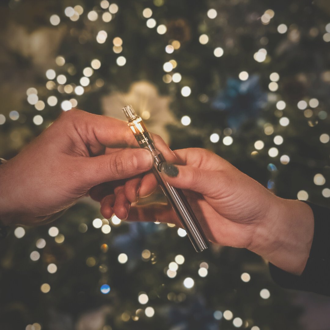 treeworksma's tweet photo. T’is the season to make memories ❄️. Who wishes for a new solventless live rosin cart this Christmas? 🎄🎅🏼🍃

Learn about our suite of Solventless Live Rosin products by visiting the link in our bio! https://t.co/3cqDCimekX
