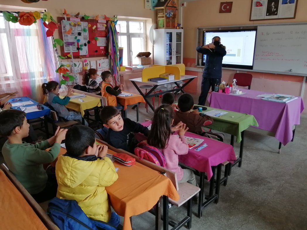 Bugdayli25's tweet photo. İlçemize bağlı sağlık kuruluşlarından gelip öğrencilerimize hijyen, diyabet, ağız ve diş sağlığı vb. konularda bilgiler veren sağlık personelerine teşekkür ederiz.
https://t.co/hRXogVuqpJ 
@skaygusuz
@latifbagacli
@omer25guney https://t.co/Jxgc8MabH0