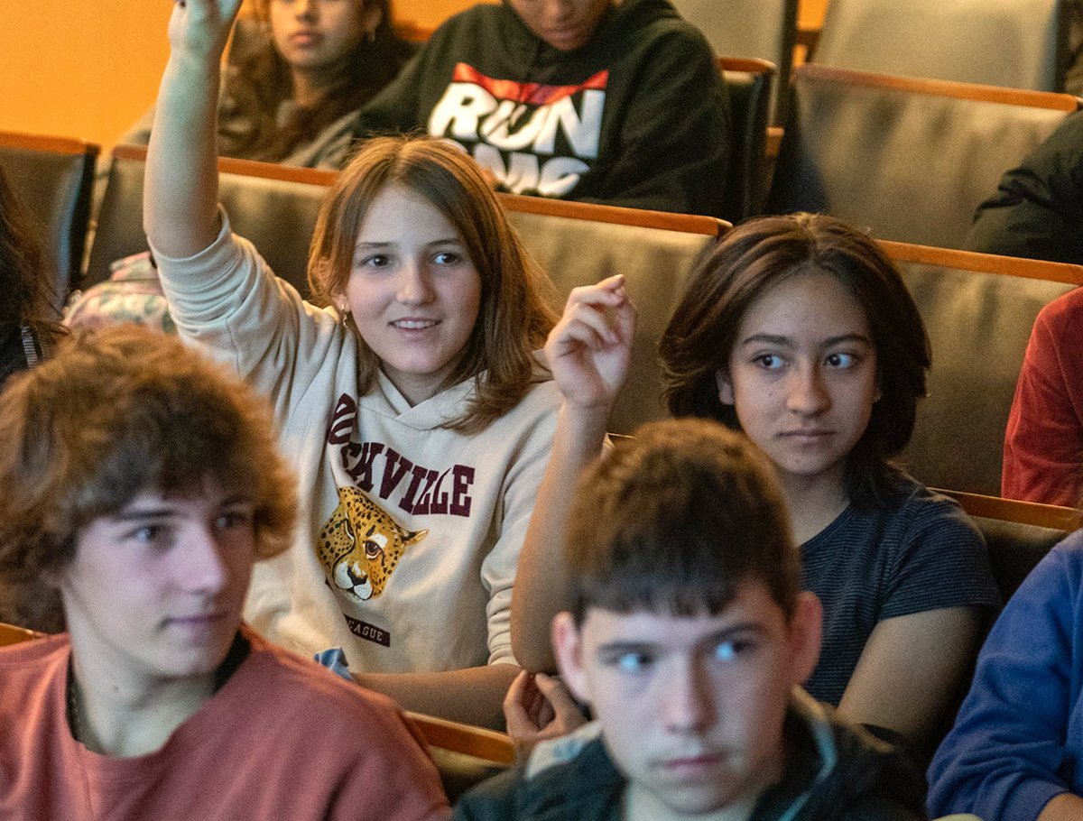 aulafilm's tweet photo. Entre lo mejor que nos ha pasado en 2022, el #AulafilmLearningLab en @iesanafrank
Gracias al programa europeo @CreativeFLIP_EU estamos acompañando al alumnado en el diseño de su propio #CineclubAulafilm a través de un proceso de co-creación que nos está dando muchas alegrías
👇🏽 https://t.co/rfsnEGdAB1