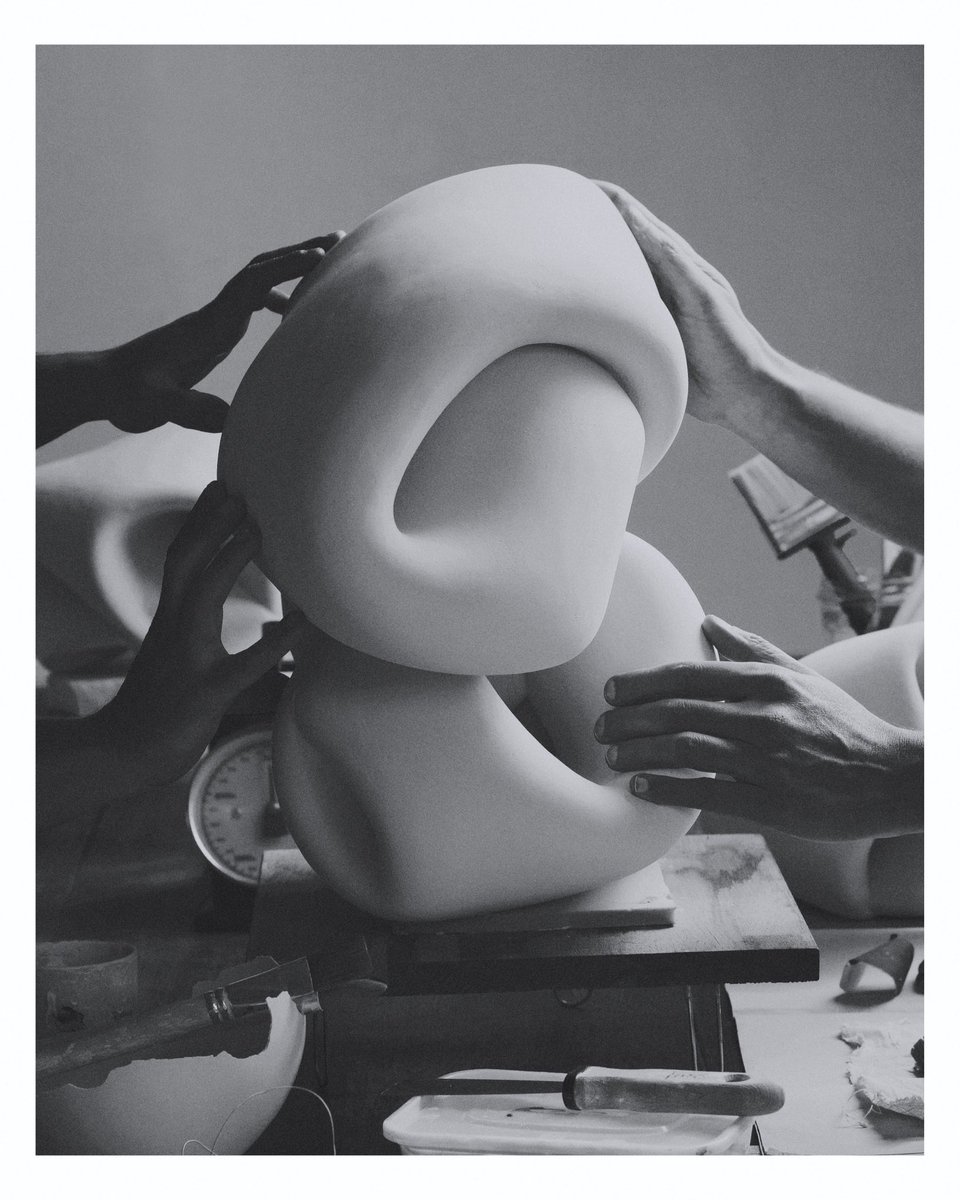 _salmibilal's tweet photo. The way the material moves, guides our hands, shapes the curves of our voluptuous sculpture. #Brussels #sculpture #ceramic 📸 #a2deuxstudio https://t.co/ghOSpV24tF