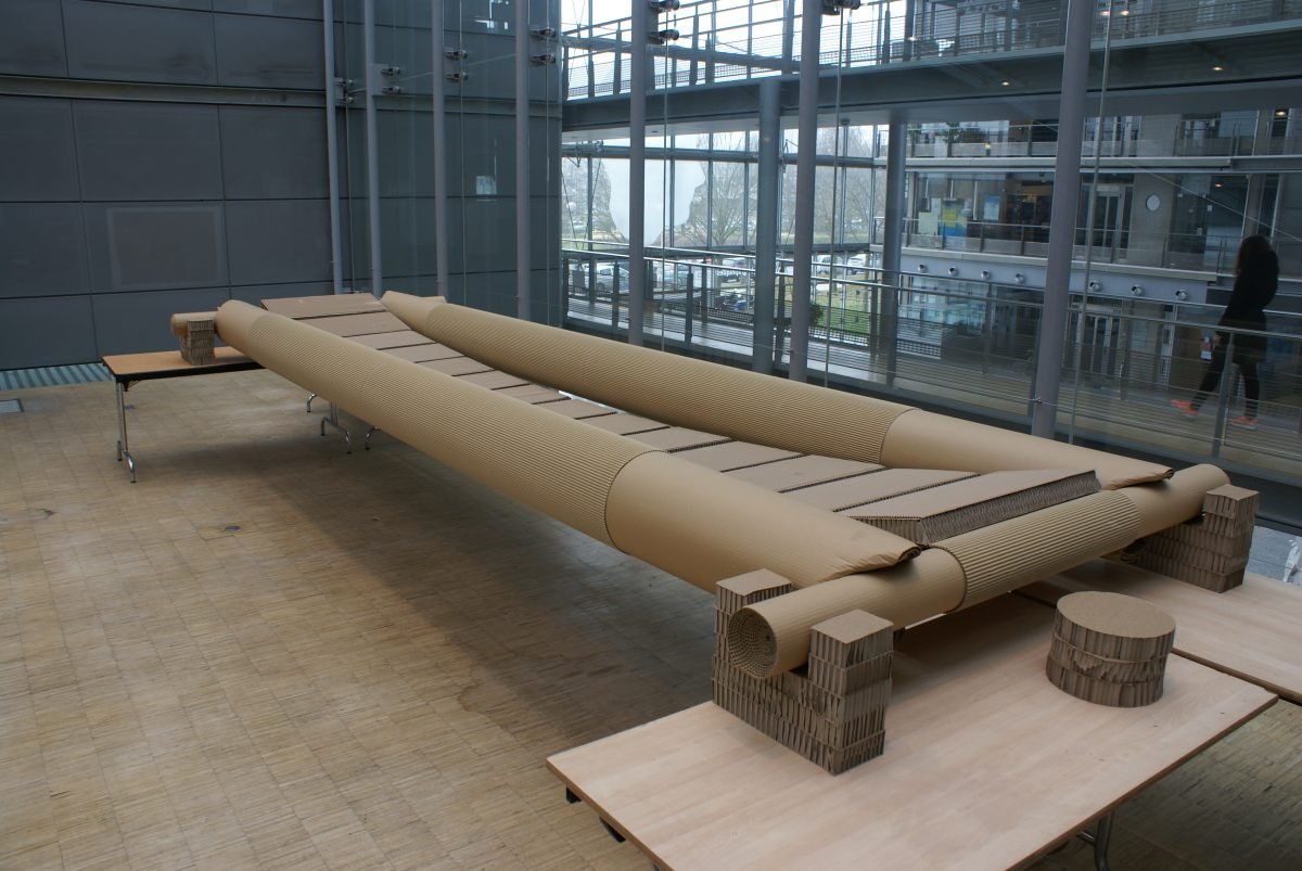 Me gusta mucho la construcción en CARTÓN.
Esta es una convocatoria anual de estudiantes de ingeniería y arquitectura de la Politécnica de París, en la que tienen que diseñar y construir en cartón corrugado una pasarela de L=6m por la que ha de pasar una persona.
#ViernesdePuentes