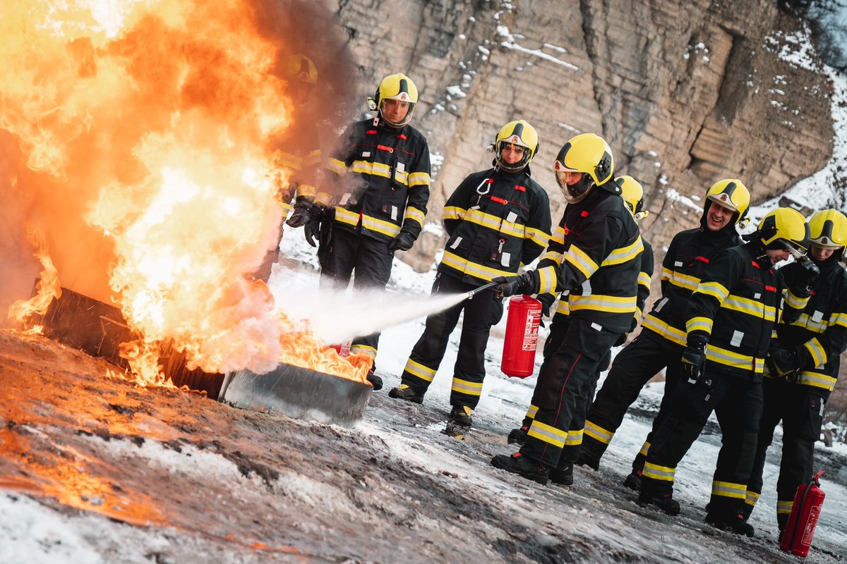 HasiciPraha's tweet photo. Cvičíme nováčky…na oheň i na vodu. 

Výcvik je součástí nástupního odborného výcviku pro nové hasiče. https://t.co/kAIh979q1n