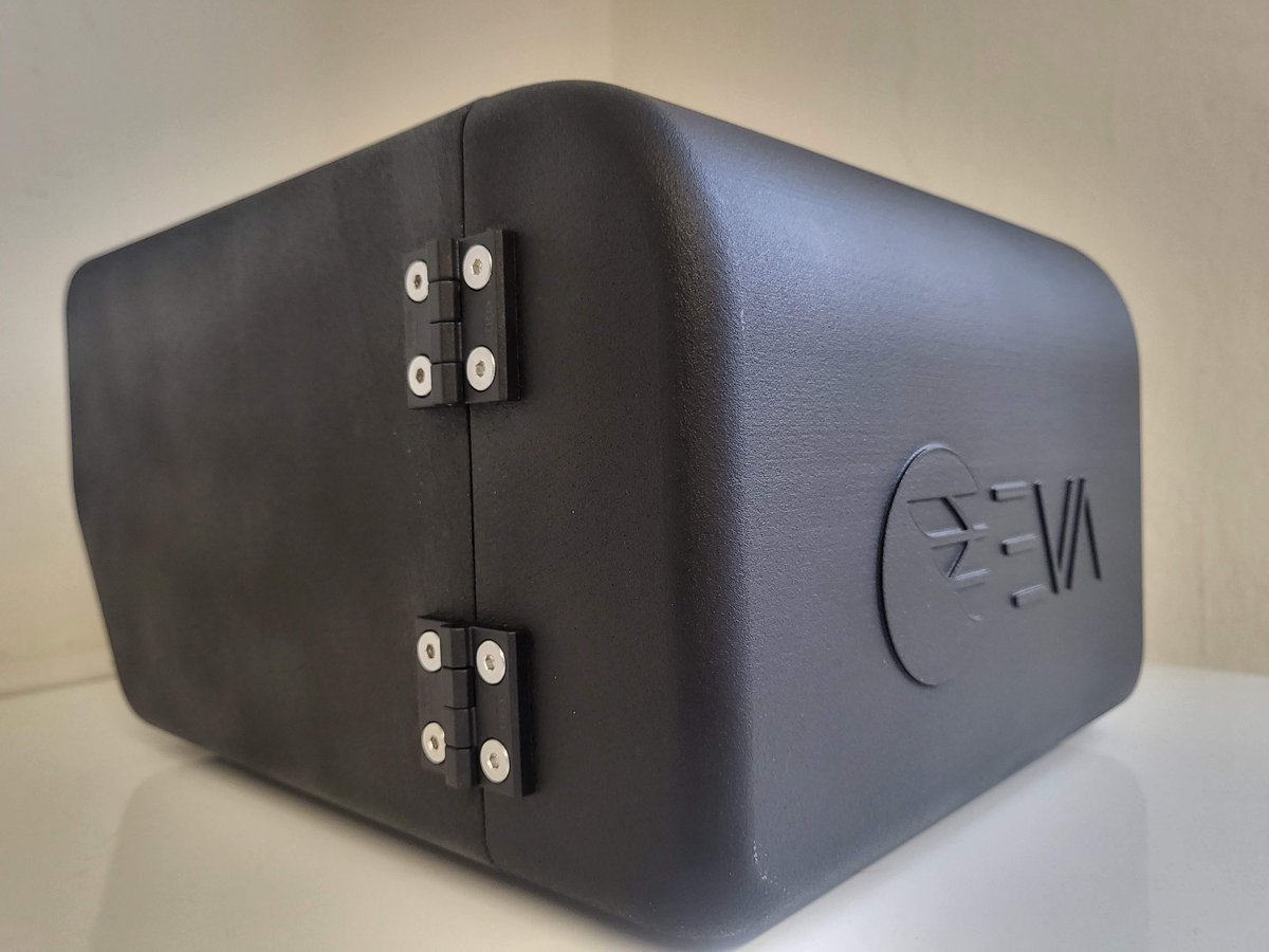 EVA_VTOL's tweet image. We do not only build the most advanced drone infrastructure, we also provide accessories which make drone operators life. Our cargo box has been tested through a test bench to resist more than 1.5G of stress.eva-labs.com/product/smartb…  #uas #dronesforgood DroneTalks.online