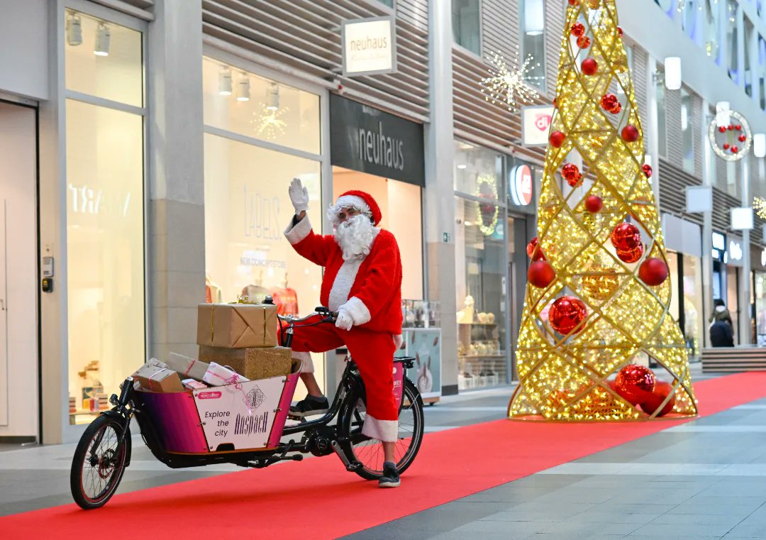MonkeyDonkeyBXL's tweet photo. 𝗖'𝗲𝘀𝘁 𝗹𝗮 𝗰𝗼𝘂𝗿𝘀𝗲 𝗮𝘂𝘅 𝗰𝗮𝗱𝗲𝗮𝘂𝘅 ! Comme Père Noël, transportes tous tes achats avec nos vélos-cargo.. 🚲🛍️🎁🎅🏾🙊
🎁 Profitez-vous aussi d'une balade gratuite 👉🏾 https://t.co/SyvAtPVek8
#monkeydonkey #bikesharing #brussels #xmas #shopping #anspachshopping https://t.co/Jhk9TjsYhA