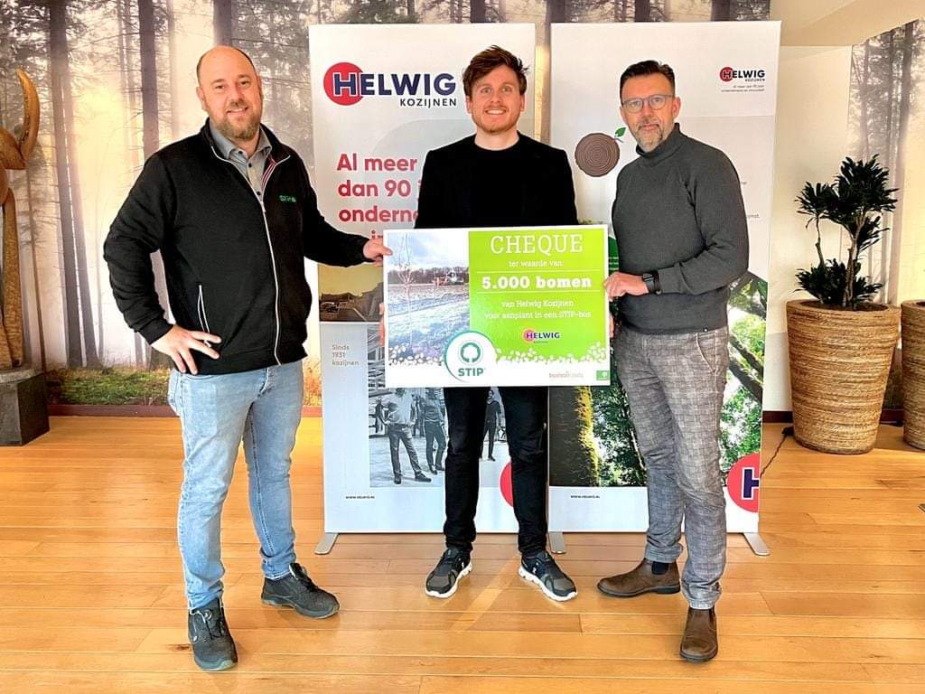 𝗩𝗢𝗢𝗥 𝗘𝗟𝗞 𝗞𝗢𝗭𝗜𝗝𝗡 𝗘𝗘𝗡 𝗕𝗢𝗢𝗠
Met het succesvolle initiatief “voor elk kozijn een boom” hebben wij samen met onze relaties in 2022 meer dan 5.000 bomen weten te planten en hebben we zelfs een nog groter aantal bomen in 2023 in het vooruitzicht.