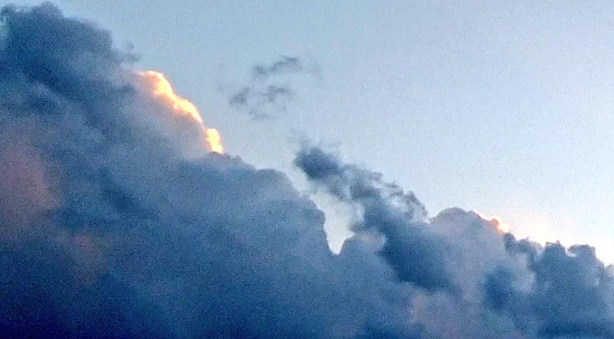 夕方散歩から雲の頂上だけに陽がわずかに当たっている風情も好きです。寒いけど。 