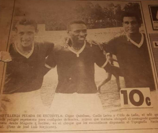 Tres delanteros del emblemático Escuintla en 1963, captados por El Gráfico en una fotografía de José Luis Mejicano en el estadio Nacional: Rolando el Chino Quiñónez (9 goles), Sebastián Catán Leiva (5) y Marco Tulio Cilio De León (13). Trío de 27 anotaciones esa temporada