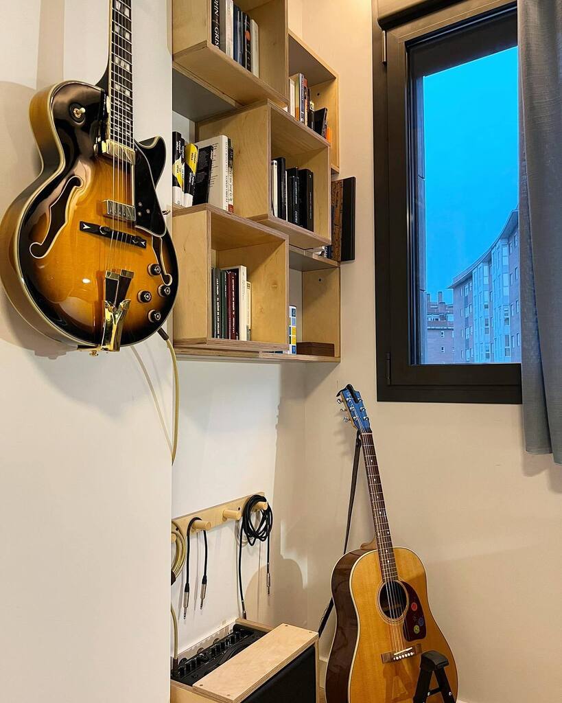 Fotos de nuestros clientes con otro de los rincones de la habitación. Estantería y elementos para música. 

#estamteria #escritorios #mesa #guitarra #altavoz #decoracion #decoracioninteriores #madrid #mueble #amedida #fabricadoenmadrid #madera instagr.am/p/CmgfDnnDEwa/