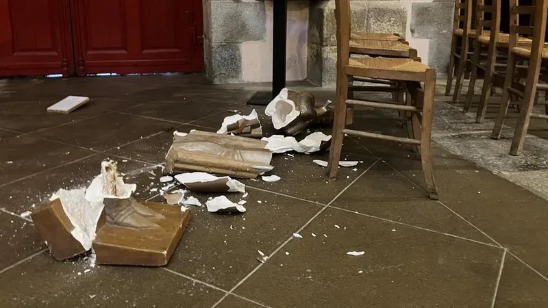 viachrist_'s tweet photo. 🇫🇷 | L’église Sainte-Anne d’Arvor (Lorient) a été vandalisée hier, en plein jour. Des statues ont été détruites, et la crèche de Noël renversée.

« Ça fait mal. Ce sont les signes religieux qui ont été visés, il n’y a pas eu de vol », témoigne le prêtre. (Via France Télévisions) https://t.co/cz9Je9V4Z1