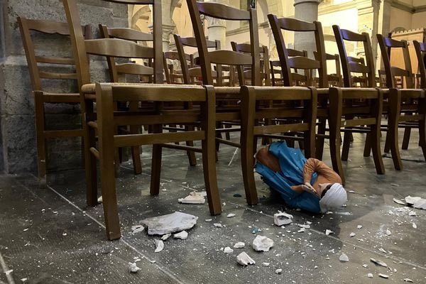 viachrist_'s tweet photo. 🇫🇷 | L’église Sainte-Anne d’Arvor (Lorient) a été vandalisée hier, en plein jour. Des statues ont été détruites, et la crèche de Noël renversée.

« Ça fait mal. Ce sont les signes religieux qui ont été visés, il n’y a pas eu de vol », témoigne le prêtre. (Via France Télévisions) https://t.co/cz9Je9V4Z1